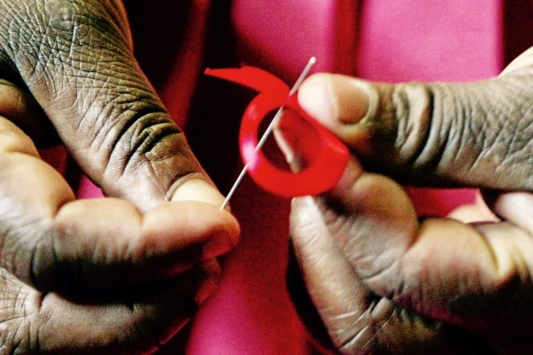 donna keniana cuce nastro rosso contro hiv