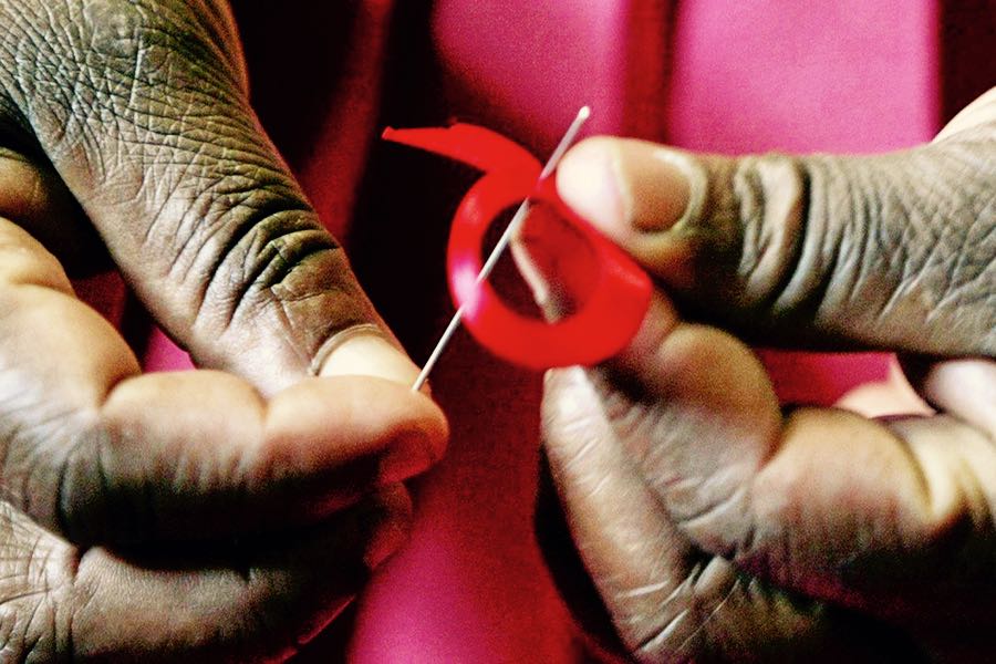 donna keniana cuce nastro rosso contro hiv