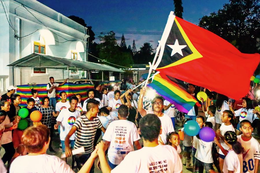 manifestanti al primo gay pride di timor est