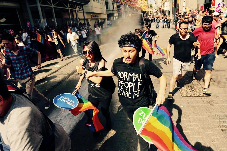 repressione di polizia al gay pride di istanbul