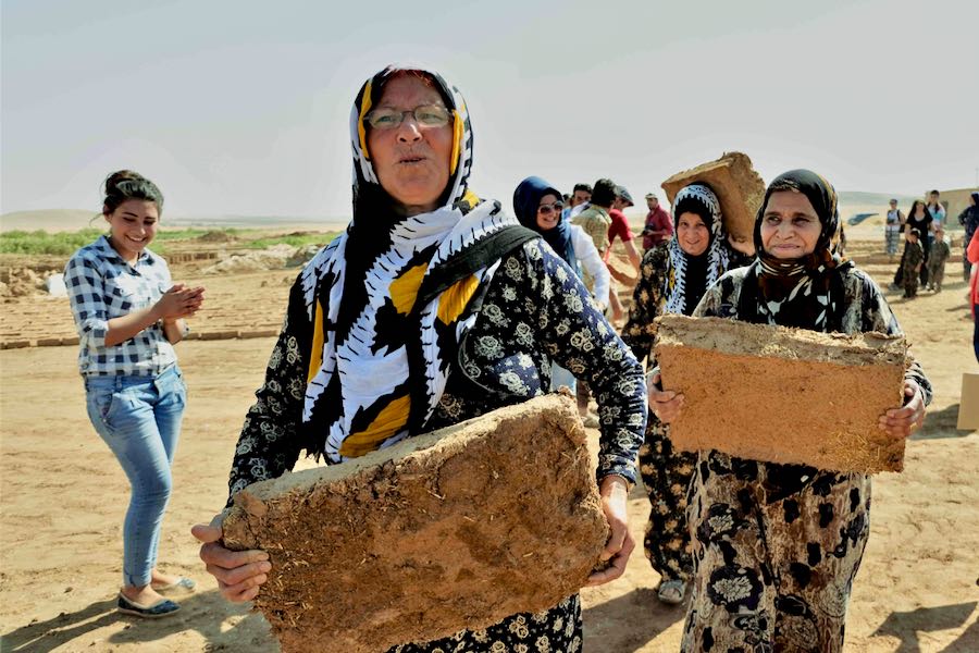 donne trasportano mattoni a jinwar in rojava - 1