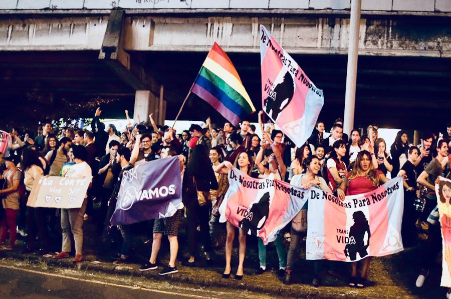 manifestanti lgbt per la sentenza della cidh