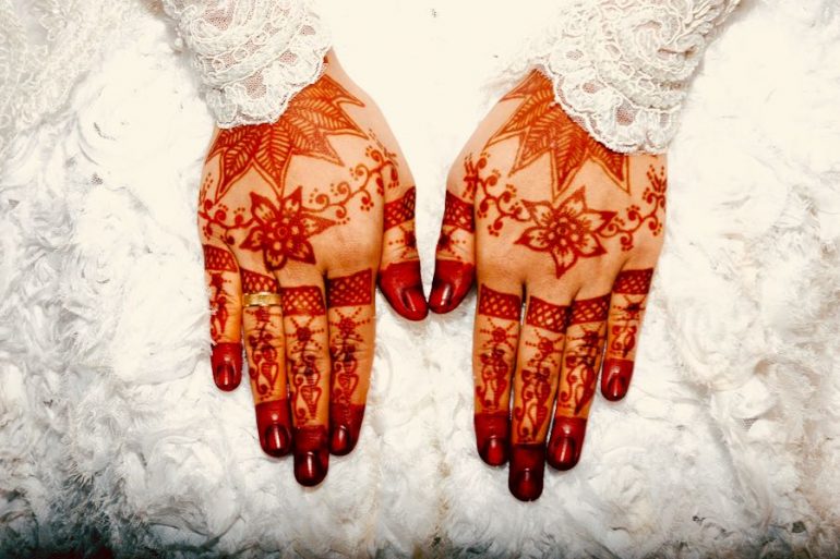 sposa musulmana con mani tinte con henne