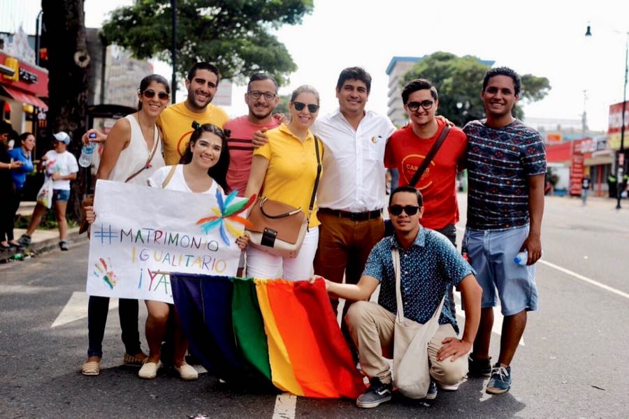 carlos alvarado manifesta con attivisti lgbt