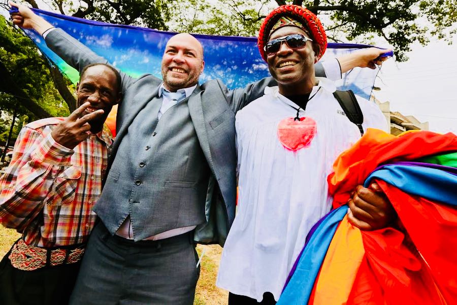 jason jones festeggia con attivisti gay a trinidad