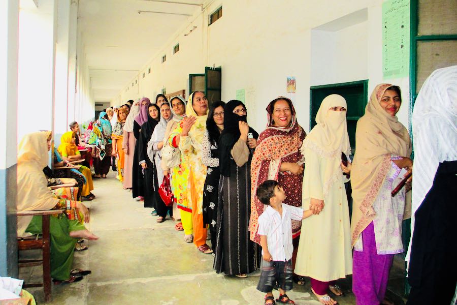 donne in fila per il voto a Rawalpindi in Pakistan