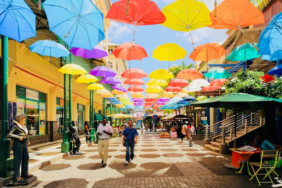 ombrelli arcobaleno al Caudan Waterfront