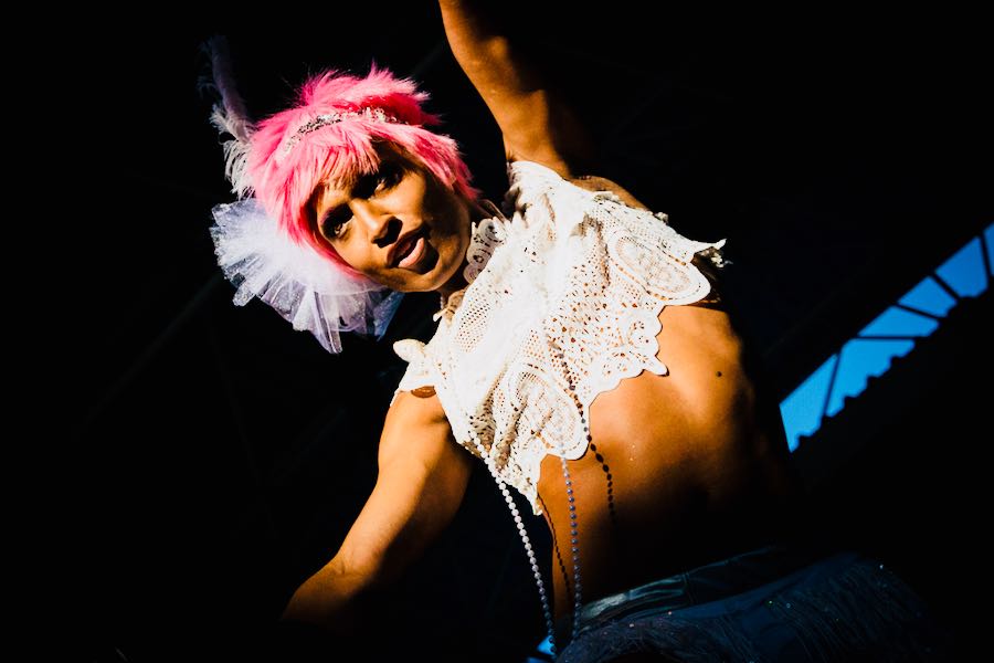 partecipante al pride di milwaukee negli usa