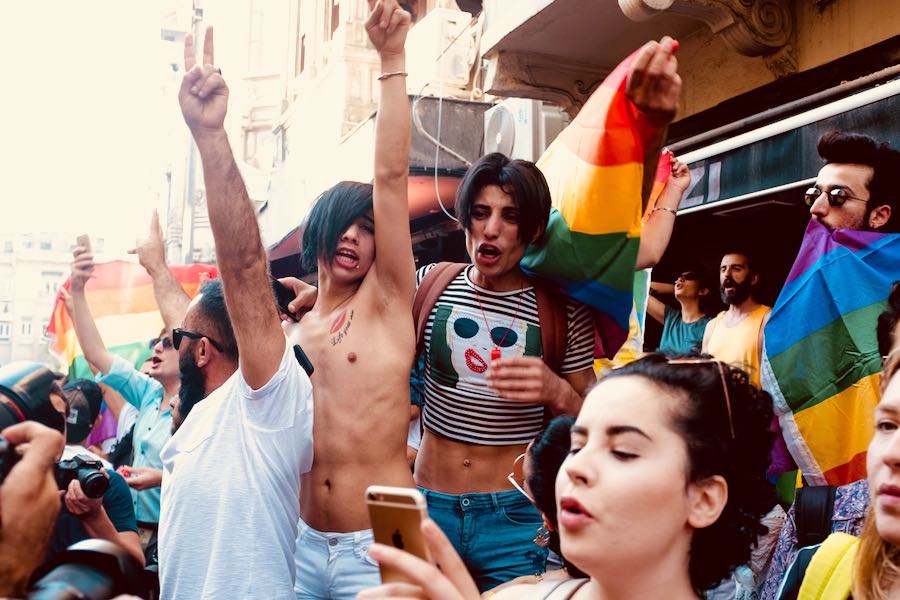 manifestanti al pride di istanbul 2018