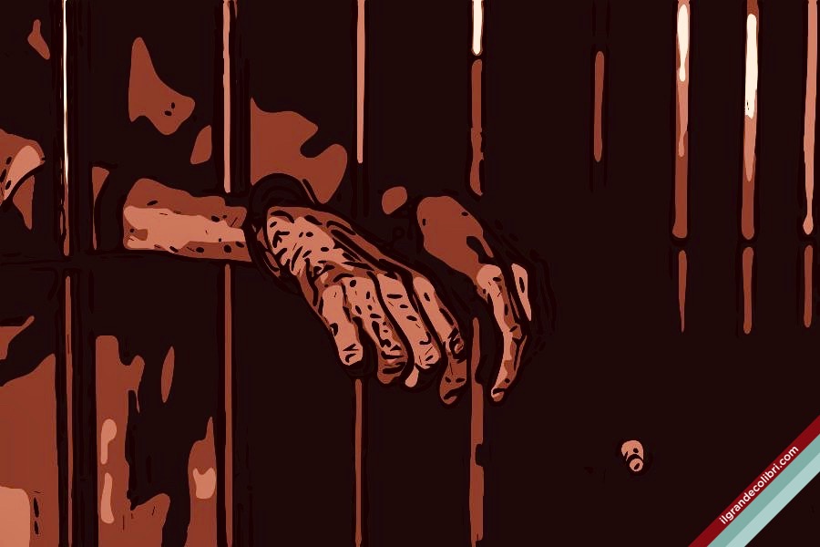 prigione carcere mani sbarre