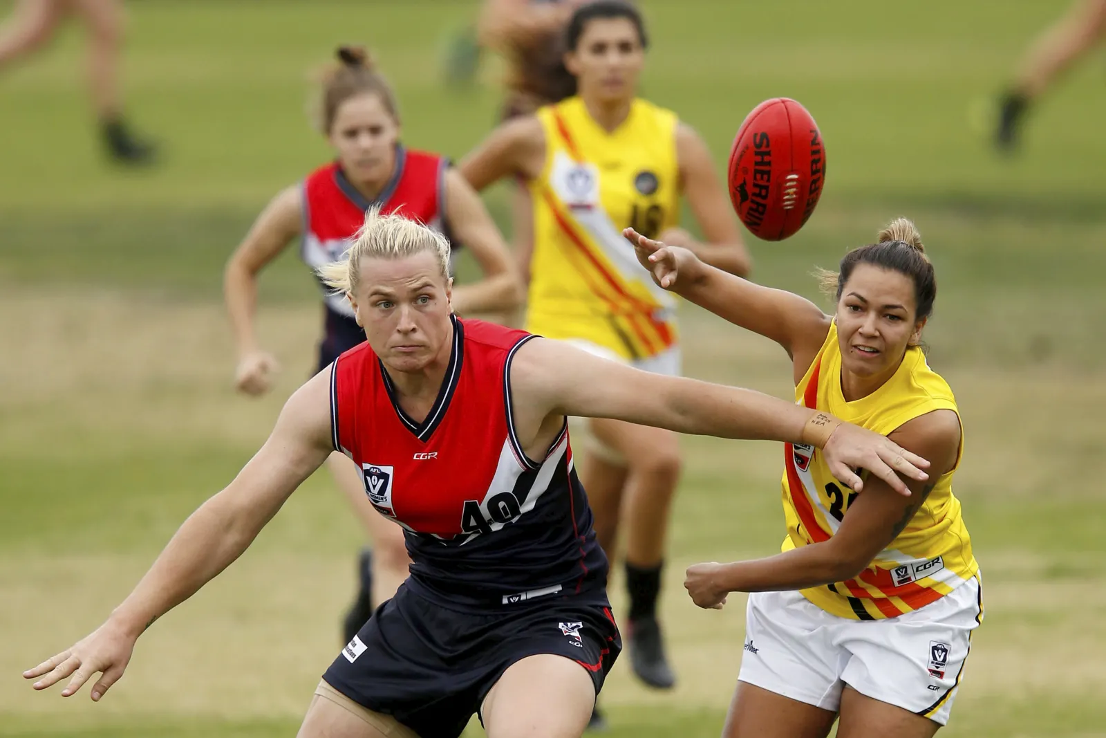 Hannah Mouncey (sinistra), atleta transgender mentre gioca nella VFLW nel 2018. Foto di Darrian Traynor per © smh.com.au