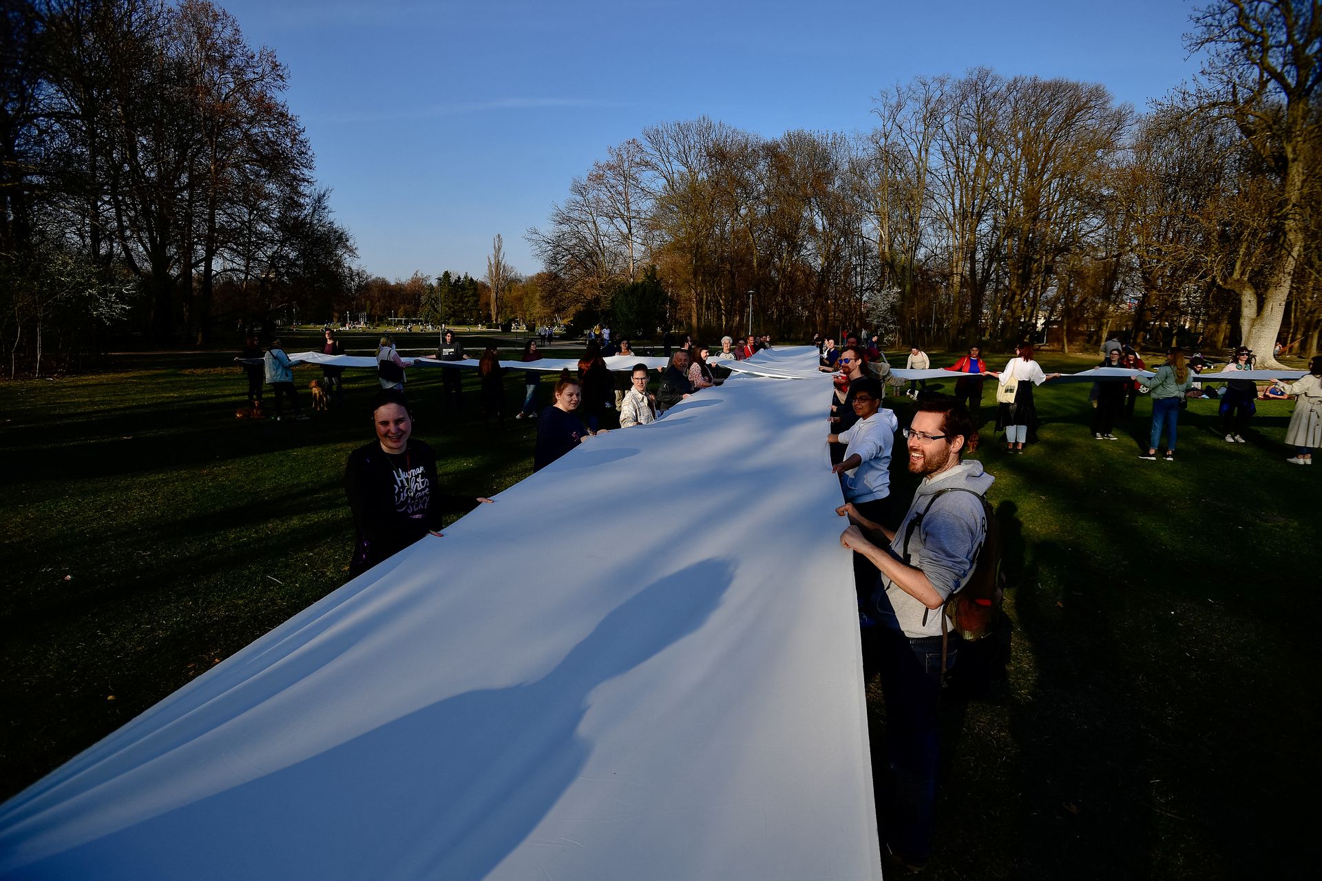 Gli attivisti formano due X con tela bianca per incoraggiare gli ungheresi a effettuare un voto non valido al referendum proposto da Fidesz. Foto di REUTERS/Marton Monus