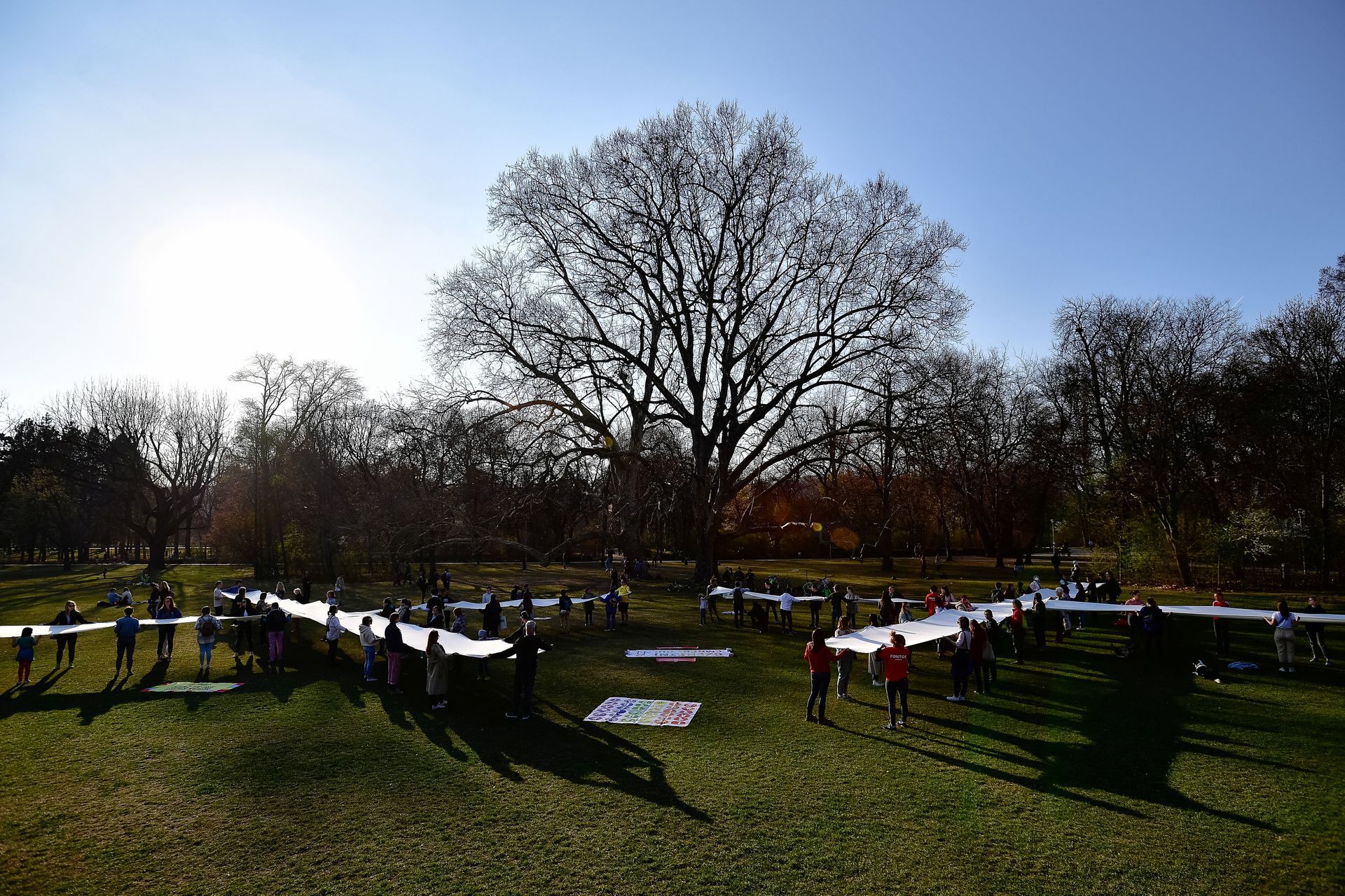 Gli attivisti formano due X con tela bianca per incoraggiare gli ungheresi a effettuare un voto non valido al referendum proposto da Fidesz. Foto di REUTERS/Marton Monus