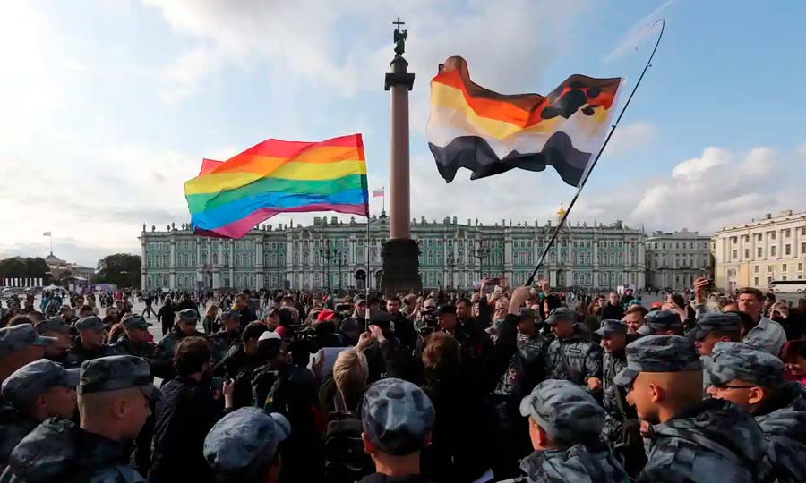 Le forze dell'ordine bloccano i partecipanti a un raduno del gay pride a San Pietroburgo nel 2019.