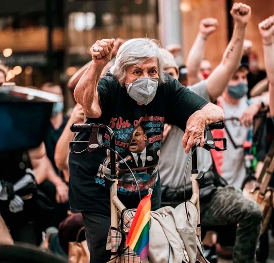 Shatzi Weisberger insieme ai manifestanti nelle strade di Manhattan dopo l'uccisione di George Floyd.