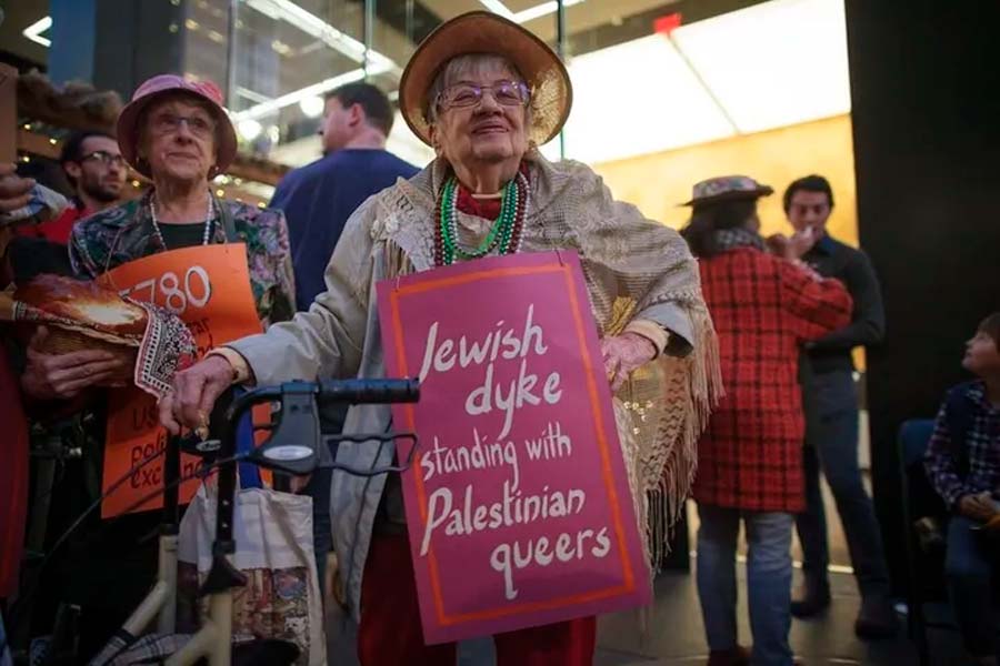 Shatzi Weisberger a una manifestazione fuori dall'Anti-Defamation League nell'ottobre 2019