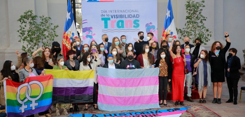 Trans Visibility Day: il governo mostra la bandiera in Plaza de la Constitución