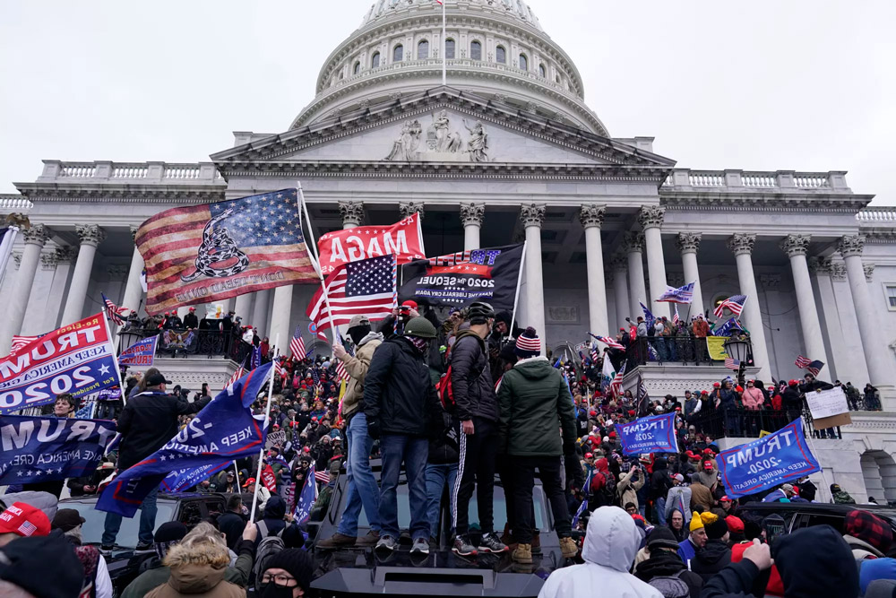 Una folla pro-Trump si raduna fuori dal Campidoglio degli Stati Uniti prima dell'insurrezione del 6 gennaio