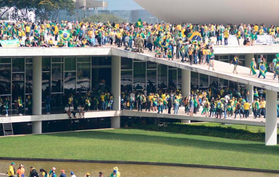 Brasilia, 8 gennaio 2023: bolsonaristi occupano e vandalizzano l’Assemblea legislativa