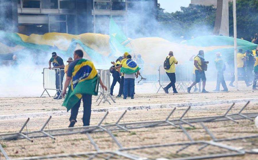 Brasilia, 8 gennaio 2023: bolsonaristi abbattono le transenne sulla Esplanada dei 3 poteri