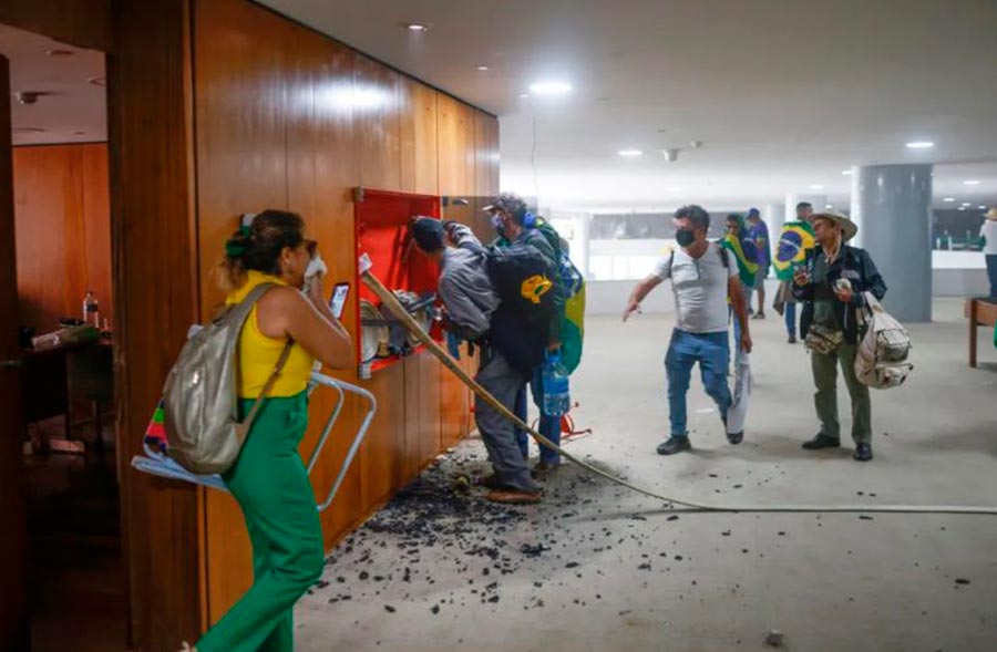 Brasilia, 8 gennaio 2023: distruzione degli interni di uno dei palazzi dei 3 poteri